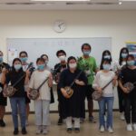 外国人インターンシップ生の文化体験で三線教室に参加した写真